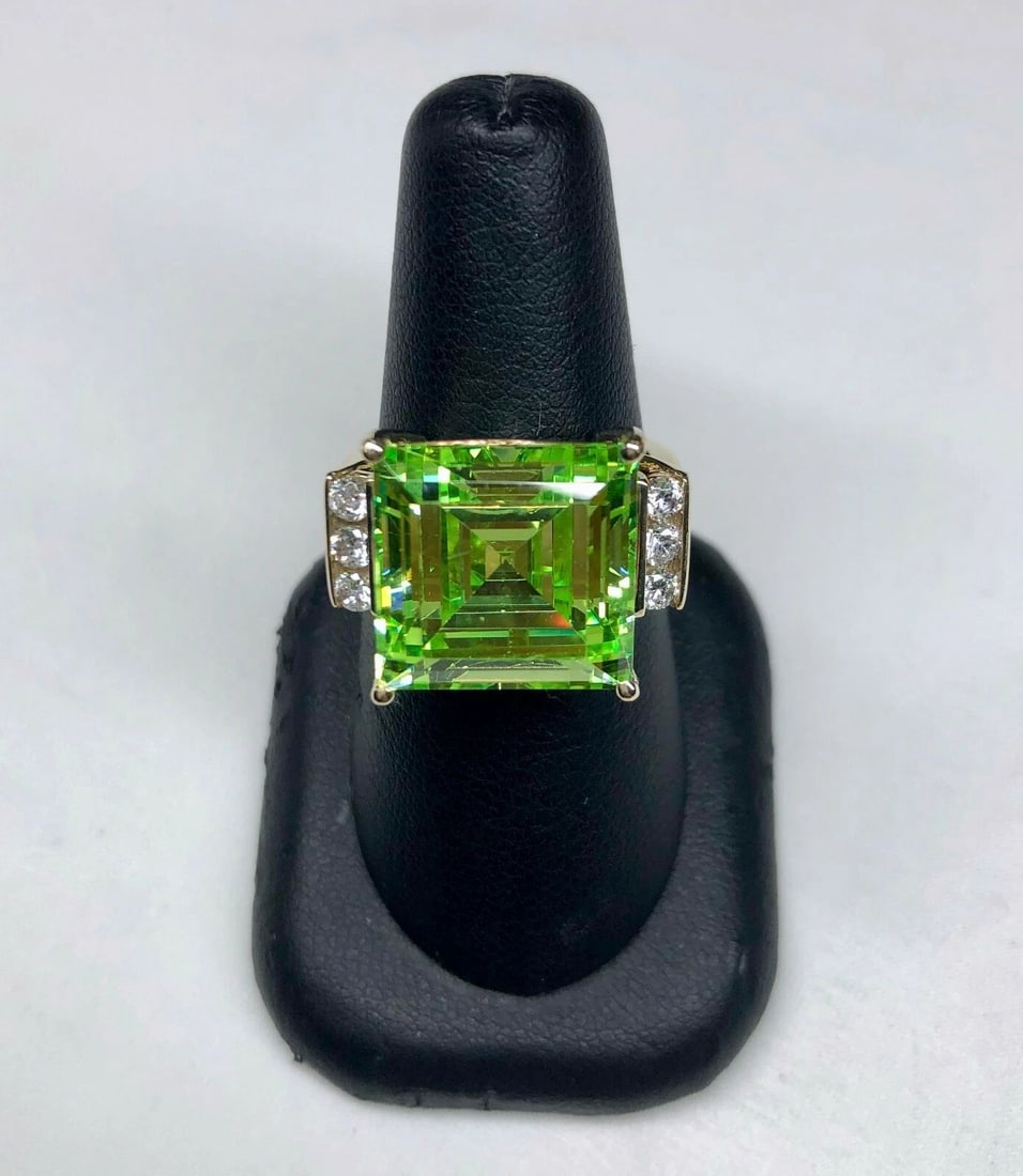 WOMEN'S 10K GREEN CUBIC ZIRCONIA CRYSTAL RING: Women's 10K Green Cubic Zirconia Crystal Ring You are bidding on a pre-owned Women's 10K Green Cubic Zirconia Crystal Ring. The ring scratches from normal wear and tear, but overall it is in great con