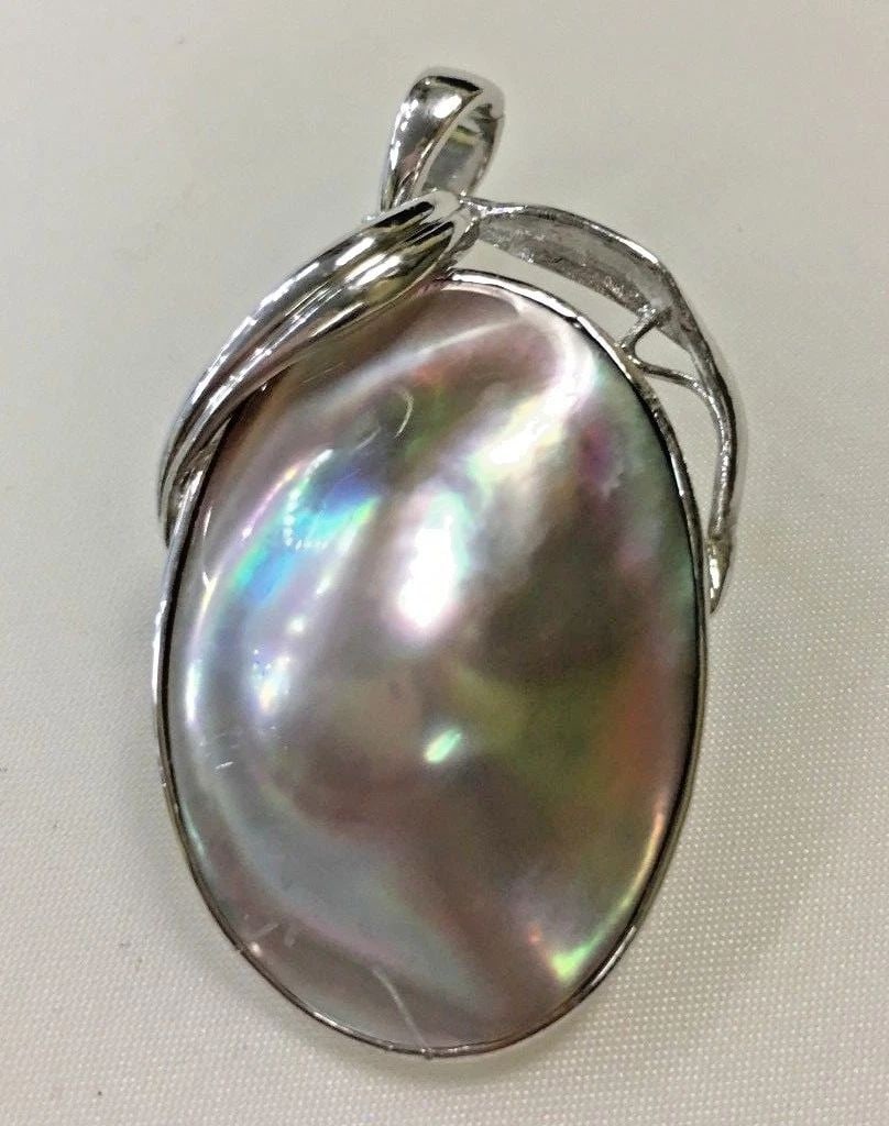 14K WHITE GOLD PENDANT WITH MOTHER OF PEARL 7.7G: 14K WHITE GOLD PENDANT WITH MOTHER OF PEARL 14k White Gold Mother Of Pearl Pendant You are bidding on a 14k White Gold Mother Of Pearl Pendant. There are few minor scratches on the pendant from being