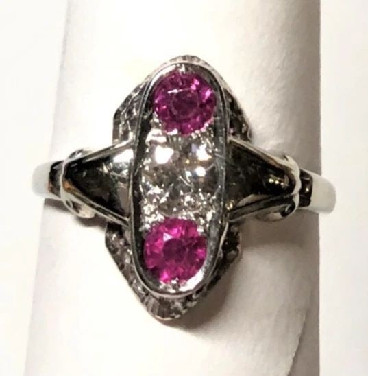 14K WHITE GOLD RING WITH 0.25CT DIAMOND, TWO NATURAL RUBIES SIZE: 5.75 2.3G (1 of 2)