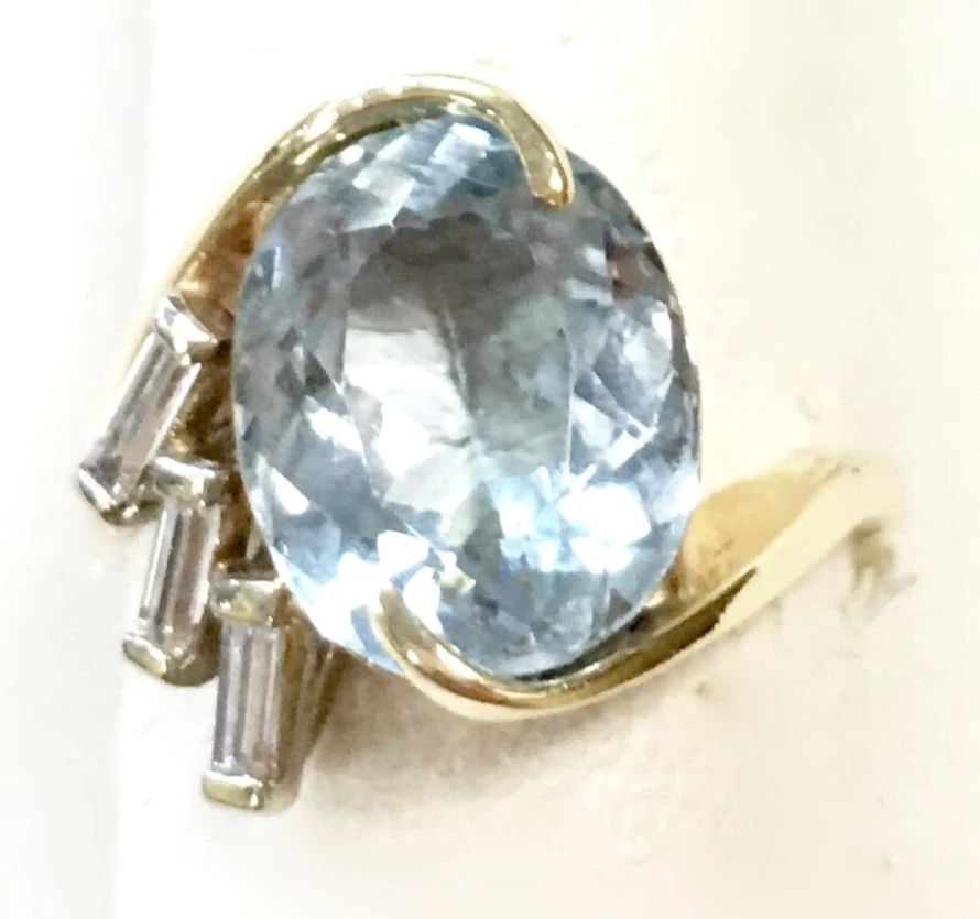 14K GOLD RING WITH OVAL BLUE TOPAZ AND 0.20CTS OF DIAMONDS SIZE: 6 5.4G (1 of 2)