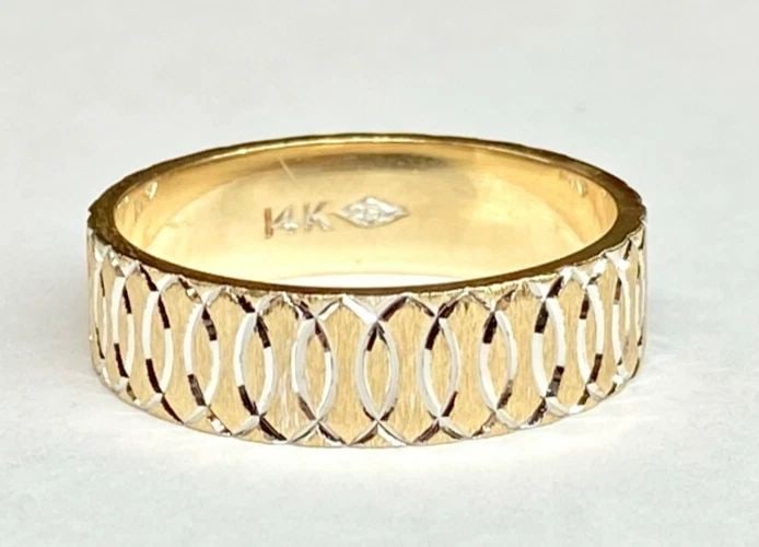 TWO-TONED 14K YELLOW & WHITE GOLD BAND / RING 6MM SIZE: 10.25 6.2G: Two-Toned 14k Yellow & White Gold Band / Ring You are bidding on a pre-owned Men's Two-Toned White/Yellow 14k Gold Wedding Band. The ring has minor scuffs and scratches from normal wear and tear. PLEA