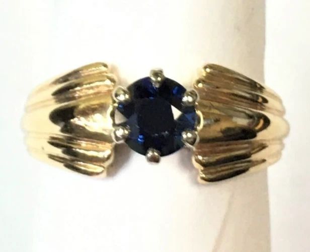 14K GOLD RING WITH DARK BLUE 0.86CT NATURAL SAPPHIRE SIZE: 7.5 4.8G (1 of 2)