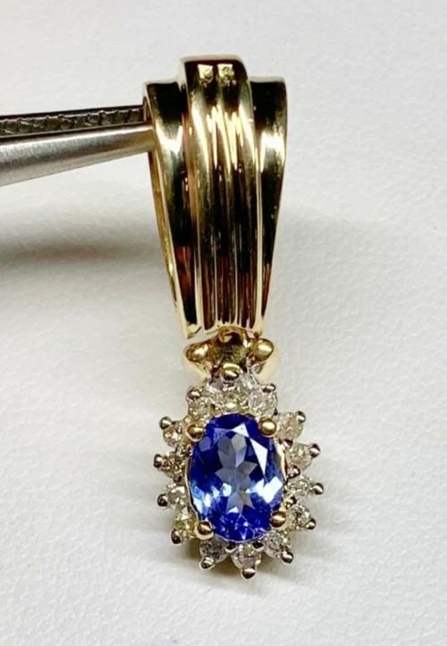 14K GOLD PENDANT WITH 7MM X 5MM TANZANITE AND 0.20CTS OF DIAMONDS 5.1G: WOMEN'S 14K YELLOW GOLD PENDANT WITH 7X5MM OVAL FACETED TANZANITE AND DIAMONDS Women's 14k Yellow Gold Pendant with 7x5mm Oval Faceted Tanzanite and Diamonds You are bidding on a pre-owned Women's 14k