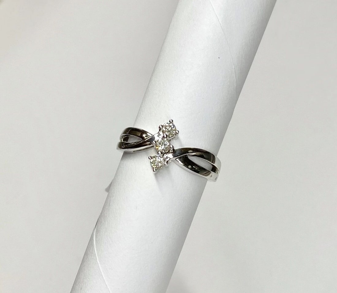 14K WHITE GOLD RING INFINITY STYLE 0.25CTS OF DIAMONDS SIZE: 6.75 2.9G: WOMEN'S 14K WHITE GOLD RING WITH 0.25CT DIAMONDS (SIZE 6.75) Women's 14k White Gold Ring with 0.25CT Diamonds (Size 6.75) You are bidding on a new with tags Women's 14k White Gold Ring with Diamonds.