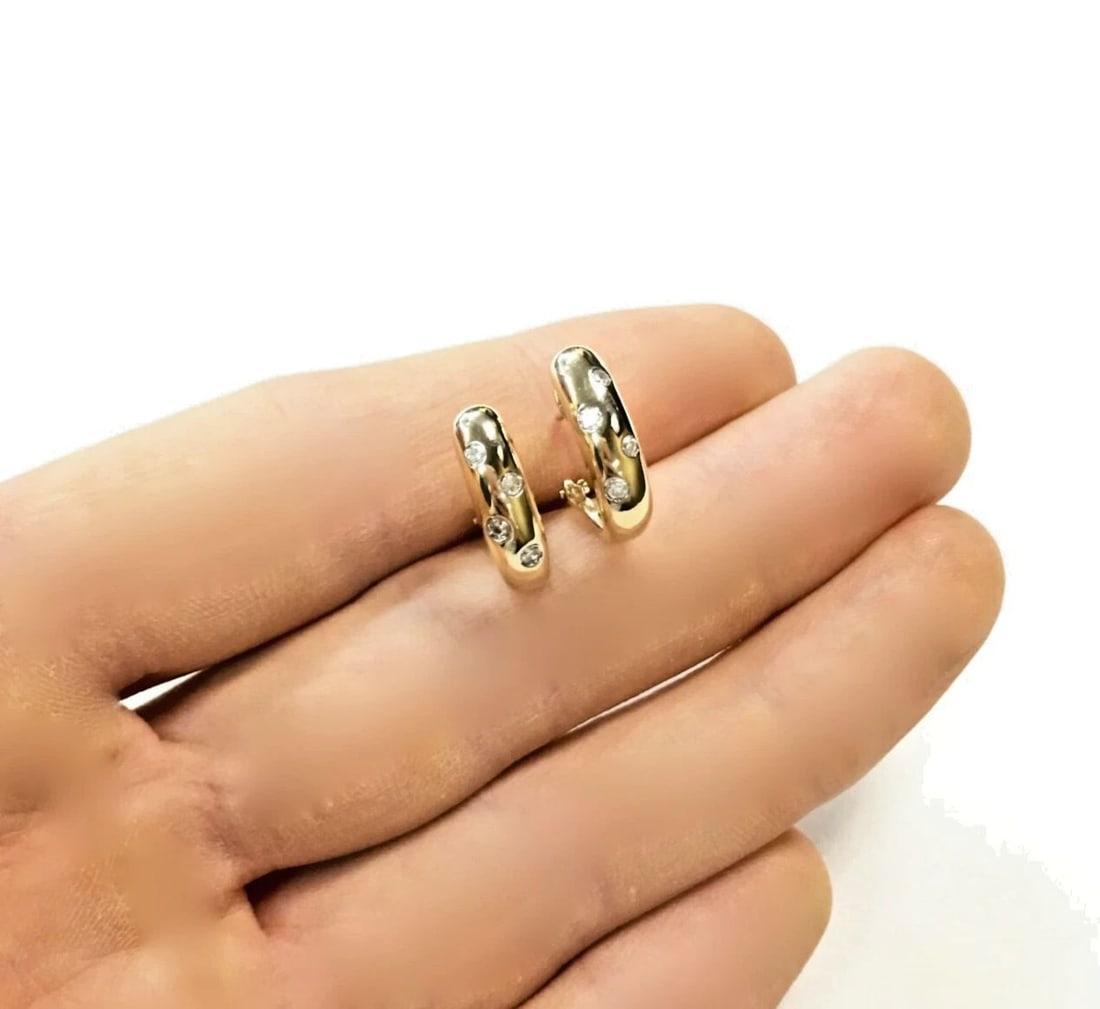 14K YELLOW GOLD EARRINGS WITH OMEGA BACKS AND 0.25CTS OF DIAMONDS 4.9G: 14K YELLOW GOLD EARRINGS WITH OMEGA BACKS AND DIAMONDS 14k Yellow Gold Earrings with omega backs and Diamonds You are bidding on a 14k Yellow Gold Earrings with omega backs and Diamonds. There are few