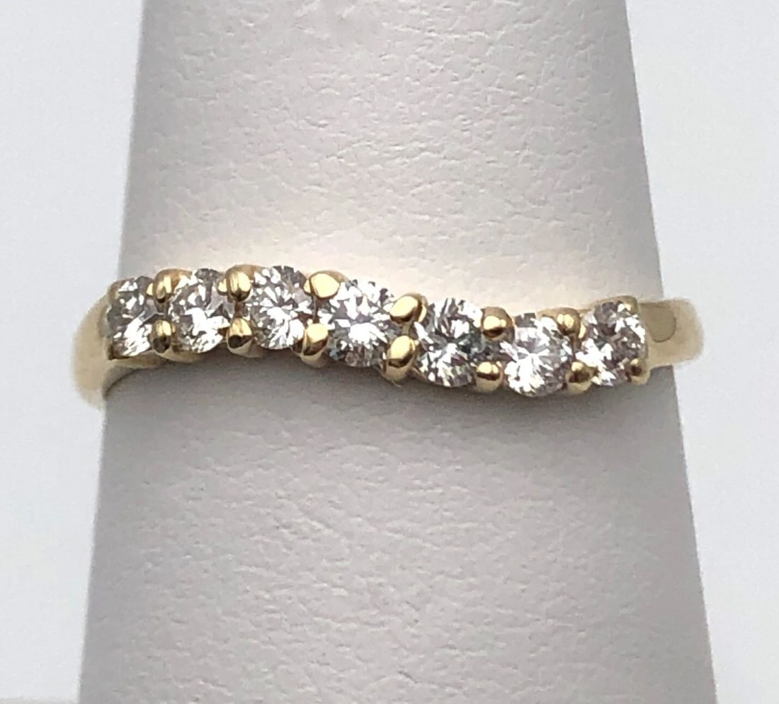 14K GOLD CURVED / WAVEY BAND WITH 0.42CTS VVS DIAMONDS SIZE: 7 1.5G: 14K GOLD CURVED / WAVEY BAND WITH 0.42CTS VVS DIAMONDS SIZE: 7 1.5G 14k Gold Curved / Wavey Band with 0.42cts VVS Diamonds Condition: Display model. No tags, moved around in inventory. Never owned. De