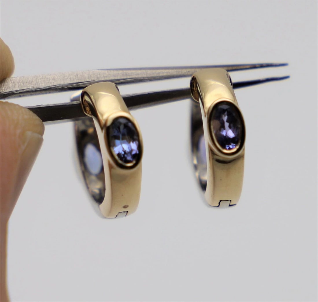 14K TWO TONED YELLOW AND WHITE GOLD HOOP EARRINGS WITH TANZANITE'S 4.2G: 14K TWO TONED GOLD WHITE/YELLOW HOOP STYLE EARRINGS 18X15MM WITH TANZANITE 14k Two Toned Gold White/Yellow Hoop style Earrings 18x15mm with Tanzanite You are bidding on a 14k Two Toned Gold White/Yell