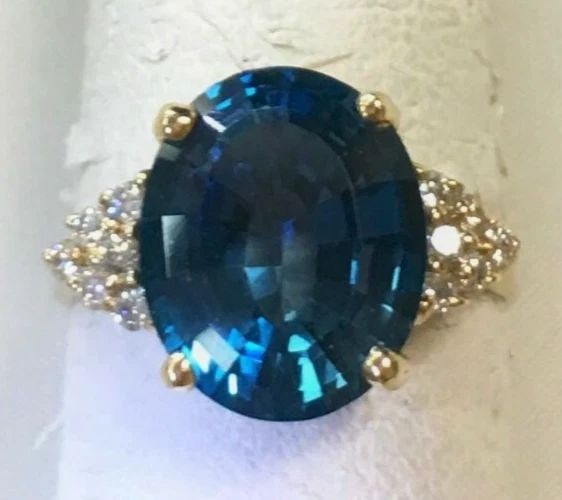 14K GOLD RING SET WITH BLUE TOPAZ AND 0.22CTS OF DIAMONDS SIZE: 6.5 4.6G: 14K YELLOW GOLD RING SET WITH BLUE TOPAZ AND DIAMONDS (SIZE: 6.5) 14k Yellow Gold Ring set with Blue Topaz and Diamonds You are bidding on a 14k Yellow Gold Ring set with Blue Topaz and Diamonds. The