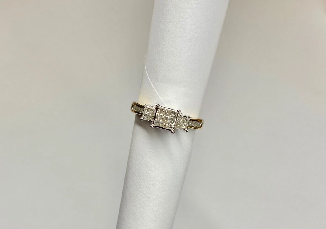 WOMEN'S 10K YELLOW/WHITE GOLD RING W/ 0.50CT PRINCESS/ROUND CUT DIAMONDS: WOMEN'S 10K YELLOW/WHITE GOLD RING W/ 0.50CT PRINCESS/ROUND CUT DIAMONDS Women's 10k 2tone yellow/white Gold Ring with 0.50ct Princess and Round Cut Diamonds Size 6.75 You are bidding on a new with ta