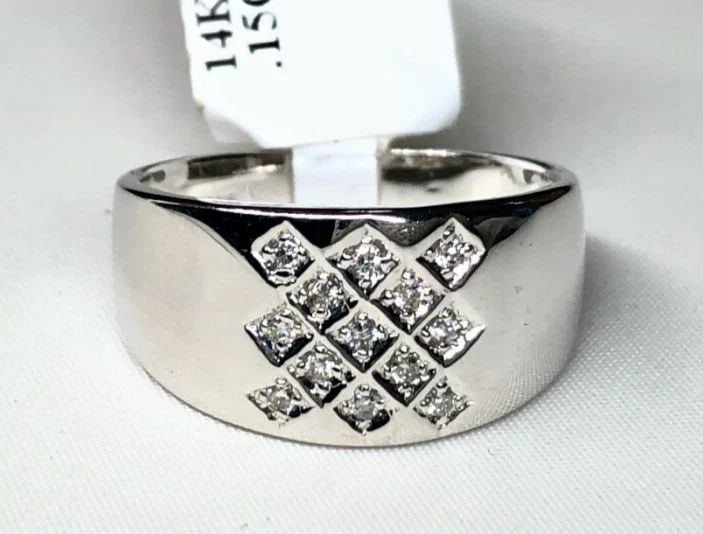 14K WHITE GOLD RING / BAND WITH 0.15CTS OF DIAMONDS SIZE: 7.5 5.3G: 14K WHITE GOLD RING WITH DIAMONDS NEW WITH DEFECTS 14k White Gold Ring with Diamonds NEW You are bidding on a new with defects Women's 14k White Gold Ring with Diamonds. The ring has minor scuffs and