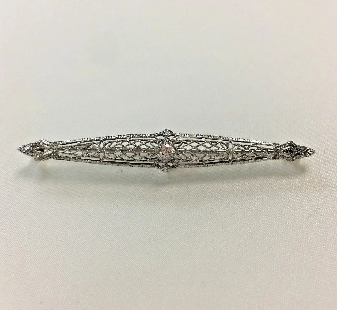 14K WHITE GOLD FILIGREE STYLE PIN/BROOCH WITH 0.15CT DIAMOND 3G: 14K WHITE GOLD PIN/BROOCH WITH DIAMOND 14k White Gold Pin/Brooch with Diamond You are bidding on a 14k White Gold Pin/Brooch with Diamond. There maybe a few minor scratches on the pin/brooch from