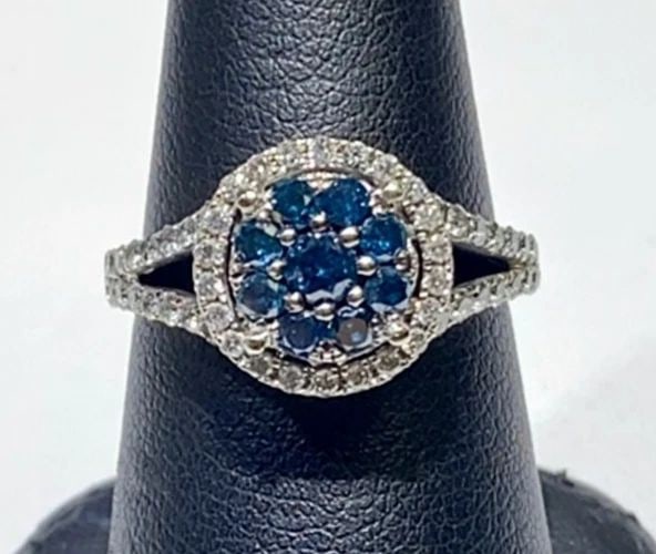 10K WHITE GOLD RING WITH 0.66CTS OF WHITE AND BLUE DIAMONDS SIZE: 7.25: 10K WHITE GOLD RING WITH WHITE AND BLUE DIAMONDS (SIZE 7.25) 10k White Gold Ring with White and Blue Diamonds (Size 7.25) You are bidding on a pre-owned 10k White Gold Ring with White and Blue