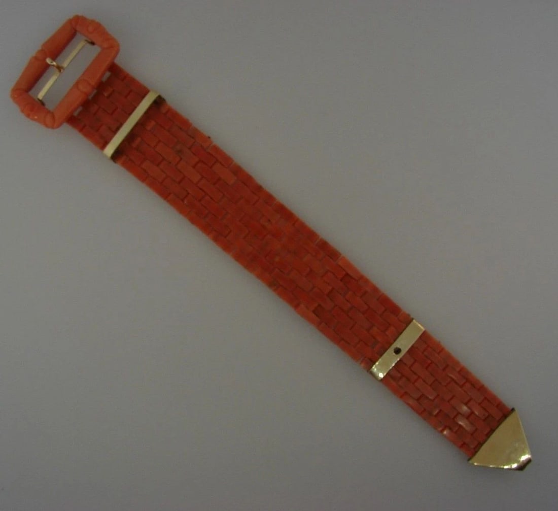 RARE 10K YELLOW GOLD & CORAL BUCKLE BRACELET VINTAGE: RARE 18K YELLOW GOLD & CORAL BUCKLE BRACELET VINTAGE 18k Yellow Gold & Coral Buckle Bracelet Vintage This is a must for a collector. The weight is 61.6 grams. The length is 9 inches laid flat. The hei
