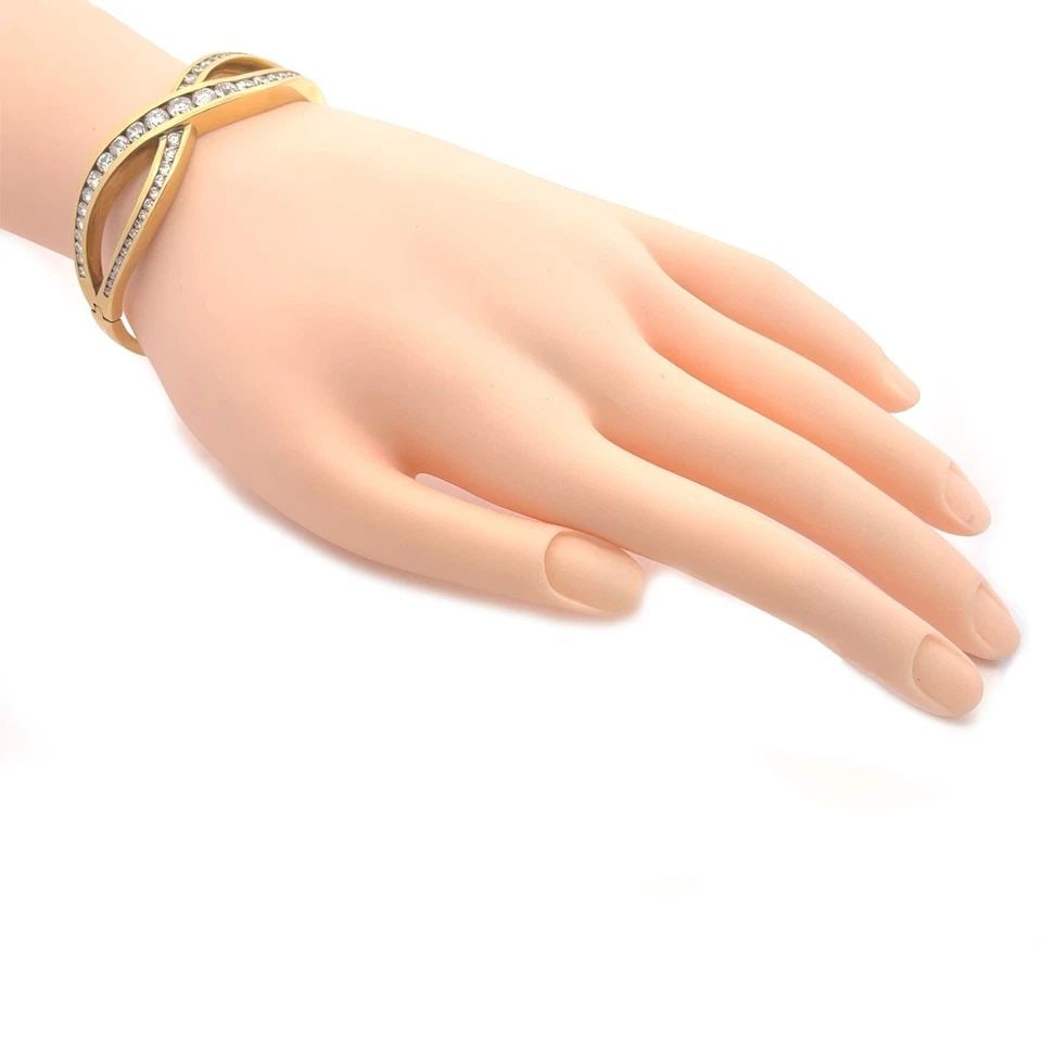 LOVELY 4CT DIAMONDS 18K YELLOW GOLD INFINITY STYLE HINGED BANGLE: LOVELY 4CT DIAMONDS 18K YELLOW GOLD INFINITY STYLE HINGED BANGLE ! Lovely 4ct Diamonds 18k Yellow Gold Infinity Style Hinged Bangle Description This popular and classic style bracelet is crafted from 