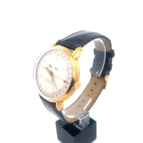 MOVADO VINTAGE CALENDOMATIC GOLD WATCH 18K AUTOMATIC DAY DATE LEATHER BAND: MOVADO VINTAGE CALENDOMATIC GOLD WATCH 18K AUTOMATIC DAY DATE LEATHER BAND This is a handsome vintage man's wristwatch is by Movado Calendomatic Collection, the case is 38mm 18k yellow gold and comes 