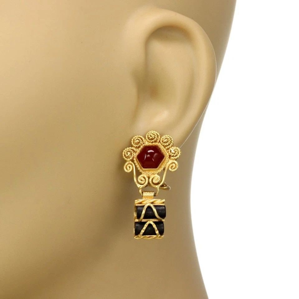 CARNELIAN & ONYX 18K YELLOW GOLD DANGLE EARRINGS & RING SET: CARNELIAN & ONYX 18K YELLOW GOLD DANGLE EARRINGS & RING SET Carnelian & Onyx 18k Yellow Gold Dangle Earrings & Ring Set Description This is a gorgeous pair of earrings and ring set. They are crafted f
