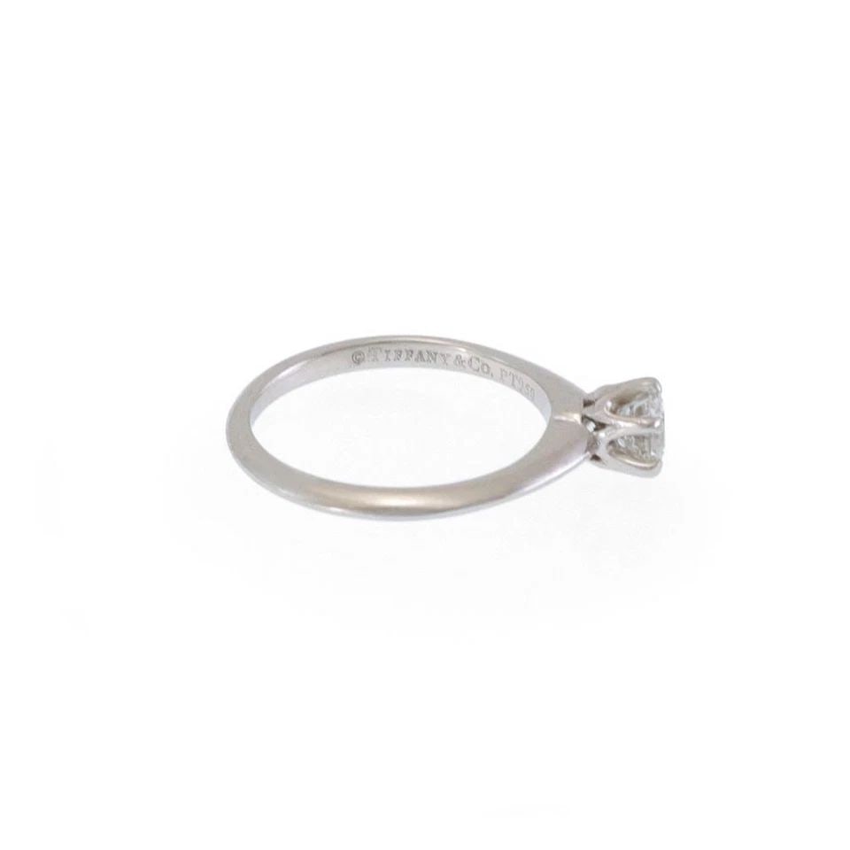 TIFFANY & CO. 0.41CT DIAMOND PLATINUM KNIFE EDGE SOLITAIRE RING SIZE 4.5: TIFFANY & CO. 0.41CT DIAMOND PLATINUM KNIFE EDGE SOLITAIRE RING SIZE 4.5 Tiffany & Co. 0.41ct Diamond Platinum Knife Edge Solitaire Ring Size 4.5 Description This elegant authentic solitaire ring is f