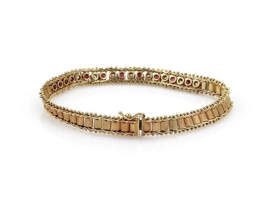 DIAMOND & RUBY GOLD BRACELET14K YELLOW FLEXIBLE BAND VINTAGE: DIAMOND & RUBY GOLD BRACELET14K YELLOW FLEXIBLE BAND VINTAGE Vintage Diamond Ruby 14k Yellow Gold 7.5mm Wide Tennis Bracelet Description This lovely vintage bracelet is crafted from 14k yellow gold wi