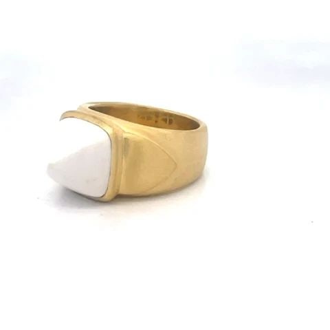 ELIZABETH RAND AGATE GOLD RING 18K YELLOW SQUARE PYRAMID TOP: ELIZABETH RAND AGATE GOLD RING 18K YELLOW SQUARE PYRAMID TOP Elegant and authentic by designer Elizabeth Rand, this lovely ring is crafted from 18k yellow gold with a satin finish featuring a square s