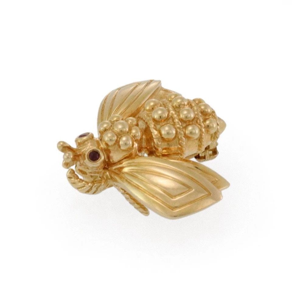 TIFFANY & CO. RUBY 18K YELLOW GOLD BEE BROOCH PIN: TIFFANY & CO. RUBY 18K YELLOW GOLD BEE BROOCH PIN Tiffany & Co. Ruby 18k Yellow Gold Bee Brooch Pin Description This adorable authentic pin is from Tiffany & Co. Crafted from 18k yellow gold with a po