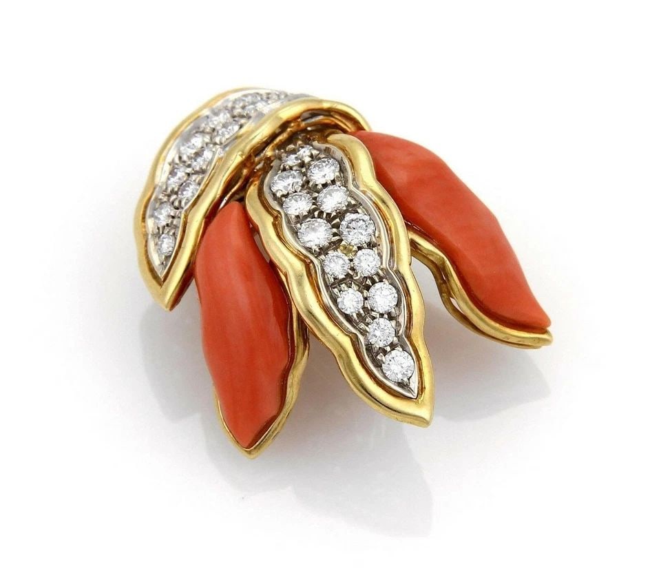 DIAMONDS CORAL GOLD PIN 1.05CT 18K YELLOW LEAF DESIGN BROOCH VINTAGE: DIAMONDS CORAL GOLD PIN 1.05CT 18K YELLOW LEAF DESIGN BROOCH VINTAGE This is a gorgeous Vintage brooch pin, it is crafted from 18k yellow gold with old accent, it features four long leaves, two with c