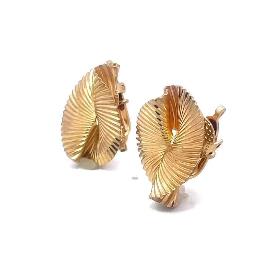 GOLD VINTAGE CLIP ON EARRINGS 14K YELLOW GROOVED SWIRL DESIGN 1940'S: GOLD VINTAGE CLIP ON EARRINGS 14K YELLOW GROOVED SWIRL DESIGN 1940'S The product is a pair of 14k yellow gold vintage clip-on earrings from the 1940s, featuring a grooved swirl design. These elegant o