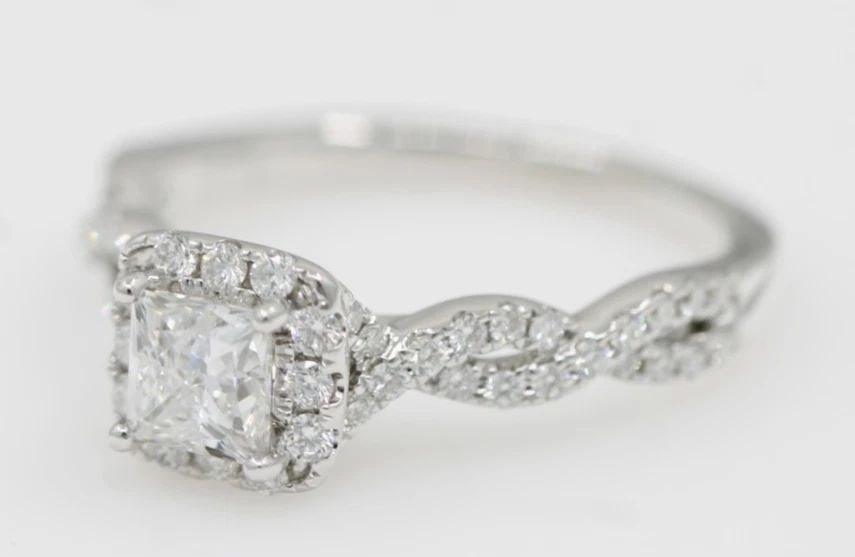 LEO 14K WHITE GOLD LAB CREATED GSI 1.16 TCW HALO DIAMOND ENGAGEMENT RING SZ 7.5: LEO 14K WHITE GOLD LAB CREATED GSI 1.16 TCW HALO DIAMOND ENGAGEMENT RING SZ 7.5 Description Leo 14K White Gold Lab Created GSI 1.16 TCW Halo Diamond Engagement Ring Ring is in good condition. May show