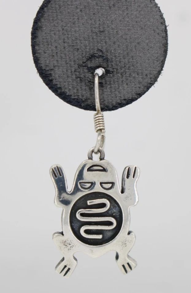 NATIVE AMERICAN SIGNED STERLING SILVER FROG DANGLE EARRINGS 6.1 GRAMS: NATIVE AMERICAN SIGNED STERLING SILVER FROG DANGLE EARRINGS 6.1 GRAMS Description Native American Signed Sterling Silver Frog Dangle Earrings Earrings are in good condition. May show signs of wear and
