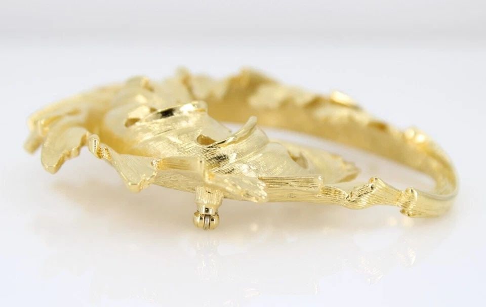 VINTAGE MONET PIN BROOCH LARGE STATEMENT SWIRL LEAF BRUSHED GOLD TONE SIGNED: VINTAGE MONET PIN BROOCH LARGE STATEMENT SWIRL LEAF BRUSHED GOLD TONE SIGNED VINTAGE MONET PIN BROOCH LARGE STATEMENT SWIRL LEAF BRUSHED GOLD TONE SIGNED Description VINTAGE MONET PIN BROOCH LARGE STA