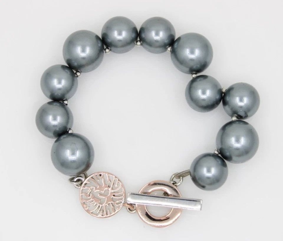 VTG ANNE KLEIN LOIN'S HEAD MEDALLION FAUX PEARL SILVER GRAY TOGGLE BRACELET 7 ": VTG ANNE KLEIN LOIN'S HEAD MEDALLION FAUX PEARL SILVER GRAY TOGGLE BRACELET 7 " Description VTG Anne Klein Loin's Head Medallion Faux Pearl Silver Gray Toggle Bracelet 7 " Bracelet is in good conditio