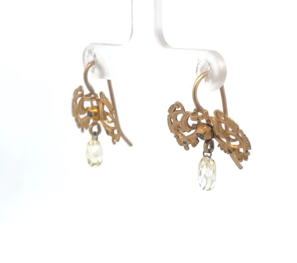 DIAMOND GOLD EARRINGS BRIOLETTE 1.80CT 18K YELLOW FLORAL FILIGREE ART NUOVO: DIAMOND GOLD EARRINGS BRIOLETTE 1.80CT 18K YELLOW FLORAL FILIGREE ART NUOVO Elegance and timeless design come together in these vintage 18k yellow gold earrings, showcasing a delicate floral filigree 