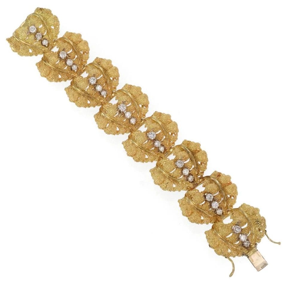TEXTURED LEAF LINK BRACELET GORGEOUS 3.60CT DIAMOND 18K YELLOW GOLD 102 GRAMS: TEXTURED LEAF LINK BRACELET GORGEOUS 3.60CT DIAMOND 18K YELLOW GOLD 102 GRAMS Gorgeous 3.60ct Diamond 18k Yellow Gold Large Textured Leaf Link Bracelet Description This is a gorgeous eye catching brac