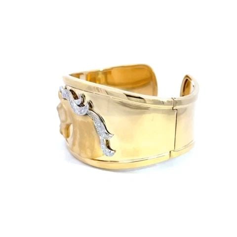 GARAVELLI DIAMOND HORSE BRACELET 18K YELLOW GOLD WIDE CUFF 237AL: GARAVELLI DIAMOND HORSE BRACELET 18K YELLOW GOLD WIDE CUFF 237AL This is an eye-catching cuff bracelet by Garavelli, it is a perfect equestrian piece, crafted from 18k yellow gold with white gold acce