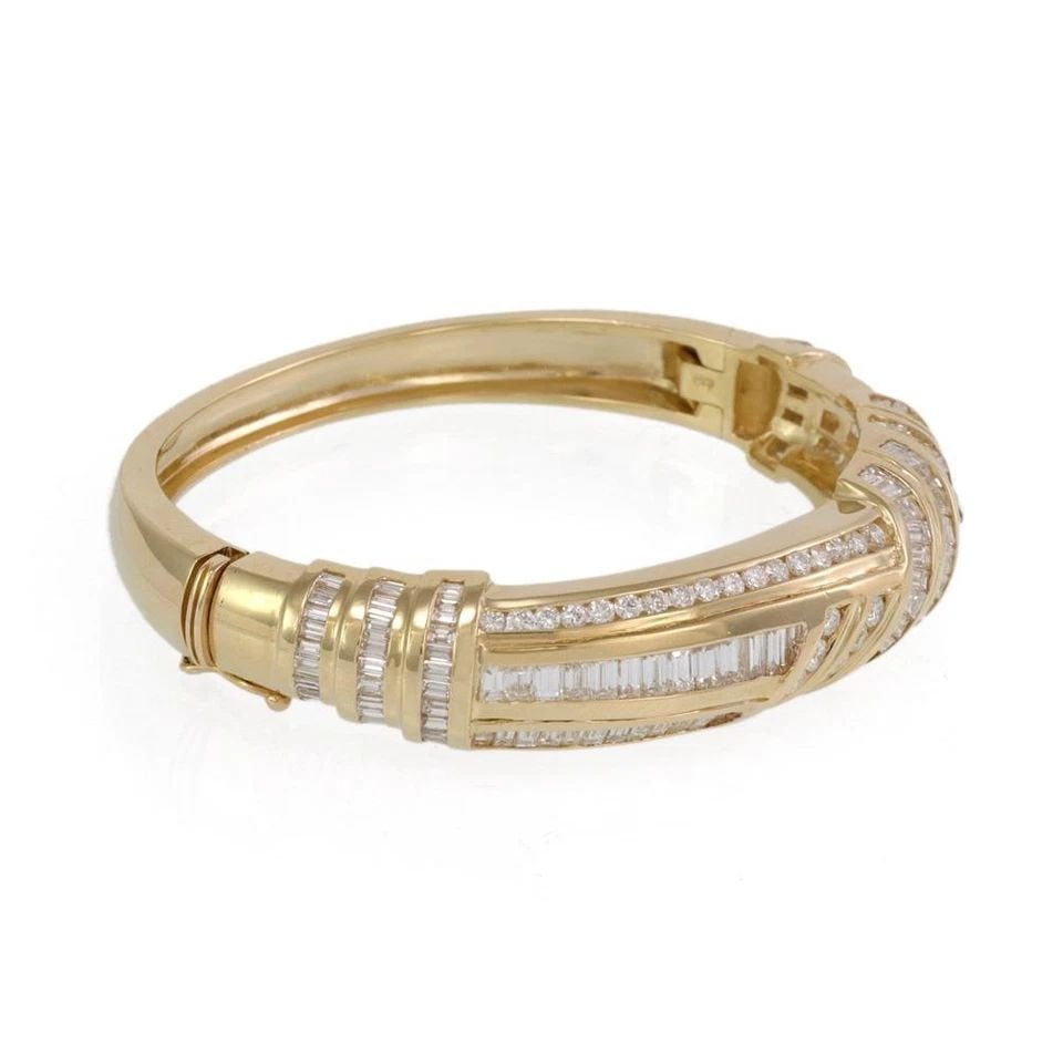 DIAMOND BANGLE BRACELET 9CT 14K YELLOW GOLD HEAVY DOME BAGUETTE AND ROUND DIAMON: DIAMOND BANGLE BRACELET 9CT 14K YELLOW GOLD HEAVY DOME BAGUETTE AND ROUND DIAMON Stunning 9 Carats Diamond 14k Yellow Gold Fancy Dome Bangle Bracelet Description This beautiful dome shape bangle is cr
