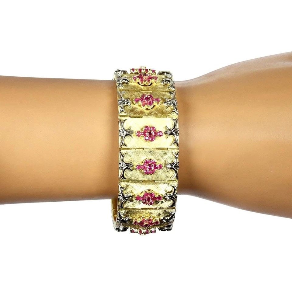PINK SAPPHIRE 18K BRACELET YELLOW GOLD ESTATE RECTANGULAR FLORAL LINK: PINK SAPPHIRE 18K BRACELET YELLOW GOLD ESTATE RECTANGULAR FLORAL LINK Estate Pink sapphire 18k Yellow Gold Rectangular Floral Link Bracelet Description This is a lovely impressive wide Estate bracelet