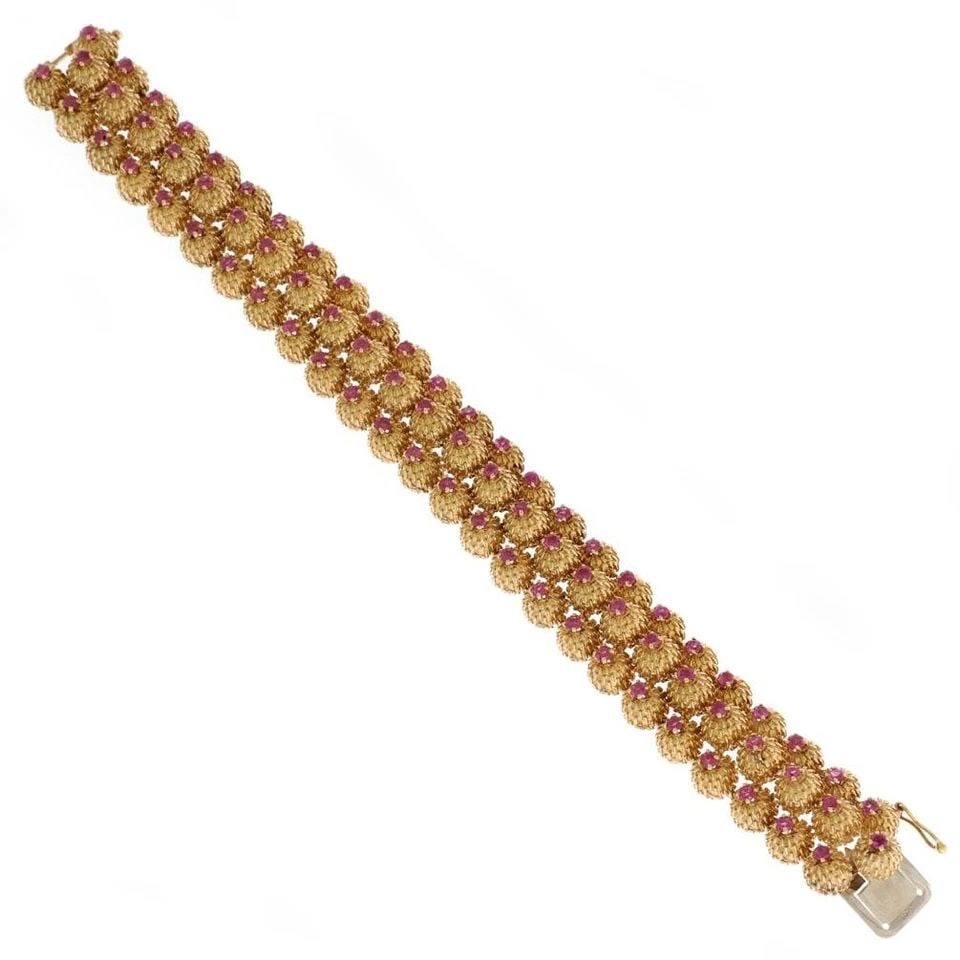 ETRUSCAN CORAL STYLE RUBY 18K YELLOW GOLD TRIPLE ROW BALL LINKS WIDE BRACELET: ETRUSCAN CORAL STYLE RUBY 18K YELLOW GOLD TRIPLE ROW BALL LINKS WIDE BRACELET Etruscan Coral Style Ruby 18k Yellow Gold Triple Row Ball Links Wide Bracelet Description This is a gorgeous Estate bracel