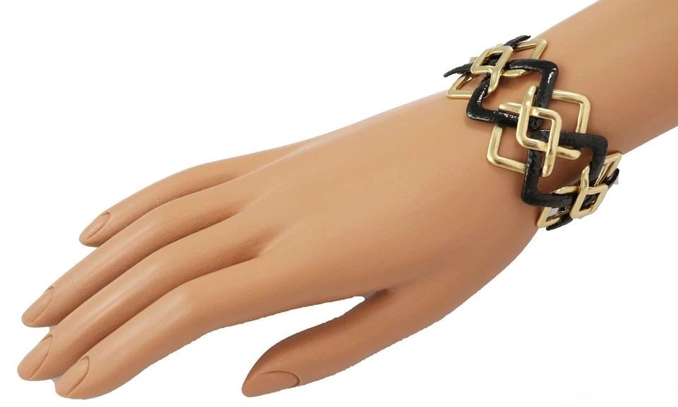 VALENTIN MAGRO 18K GOLD HAMMERED WIDE GEOMETRIC LINK BANGLE BRACELET: VALENTIN MAGRO 18K GOLD HAMMERED WIDE GEOMETRIC LINK BANGLE BRACELET Valentin Magro 18k Gold Hammered Wide Geometric Link Bangle Bracelet Description This is a chic fashionable authentic bracelet by d