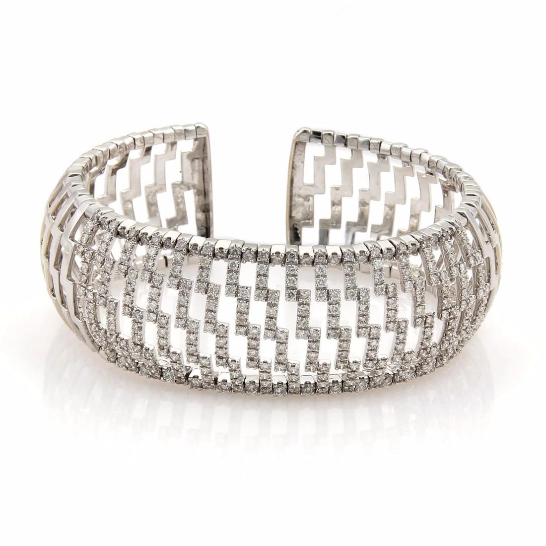 DIAMONDS GOLD DOME BRACELET 18K WHITE GOLD 24MM WIDE CUFF ZIG ZAG STYLE: DIAMONDS GOLD DOME BRACELET 18K WHITE GOLD 24MM WIDE CUFF ZIG ZAG STYLE This product is an 18k White Gold bracelet featuring a 24mm wide dome cuff design. The main stone is a round, white natural diam