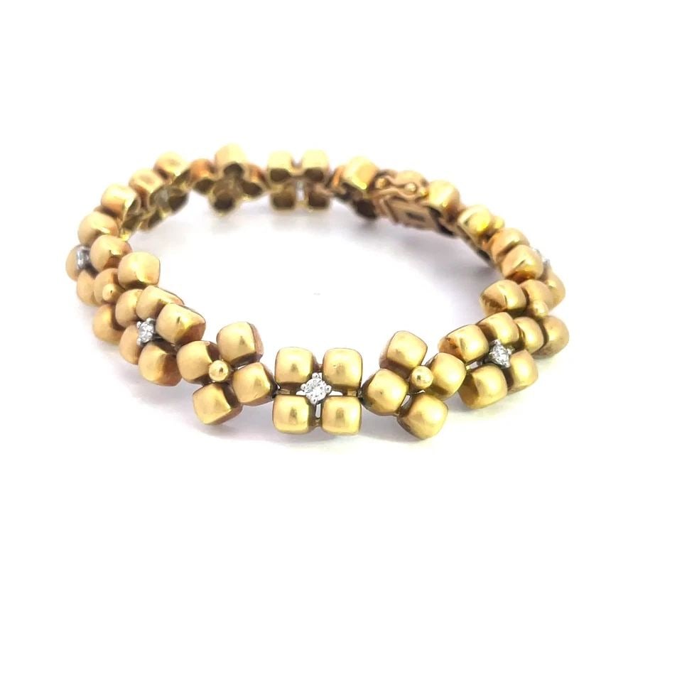 MARLENE STOWE DIAMOND GOLD BRACELET 18K YELLOW FLORAL LINK DESIGN: MARLENE STOWE DIAMOND GOLD BRACELET 18K YELLOW FLORAL LINK DESIGN This is a beautiful bracelet by designer Marlene Stowe, it is a stunning piece of fine jewelry featuring a floral link design in 18k y