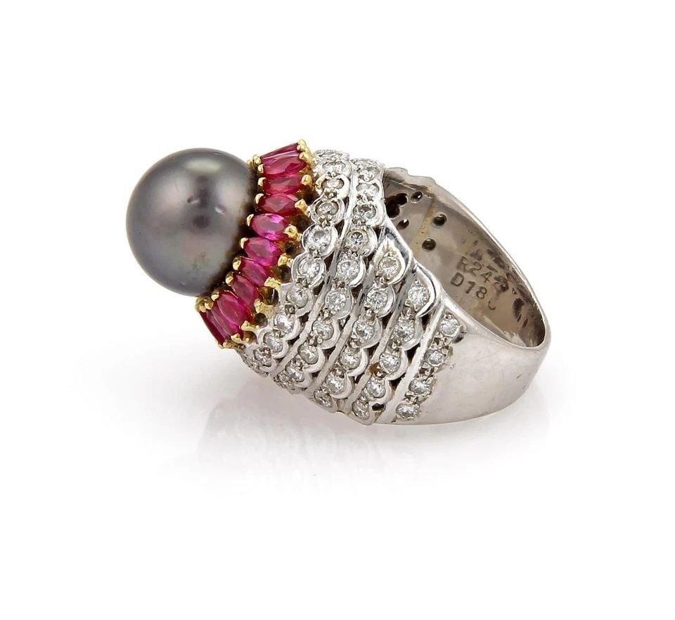 AREZZO RING DIAMOND & RUBY TAHITIAN PEARL 18K WHITE GOLD COCKTAIL STYLE: AREZZO RING DIAMOND & RUBY TAHITIAN PEARL 18K WHITE GOLD COCKTAIL STYLE Arezzo 4.22ct Diamond & Ruby Tahitian Pearl 18k White Gold Cocktail Ring Description This is a designer Arezzo platinum, white g