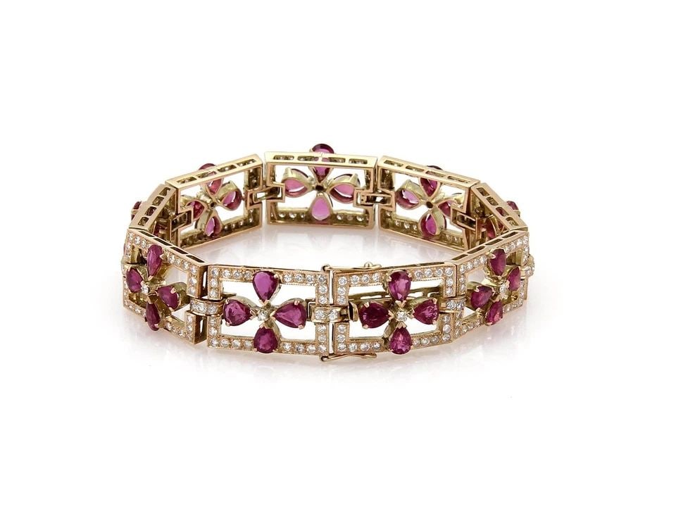 DIAMOND & RUBY GOLD BRACELET 14K ROSE VINTAGE 19.50CT FLORAL LINK FLEX BAND: DIAMOND & RUBY GOLD BRACELET 14K ROSE VINTAGE 19.50CT FLORAL LINK FLEX BAND This eye-catching beautiful vintage bracelet is crafted from 14k rose gold with a fine polished finish and has 9 oval style 