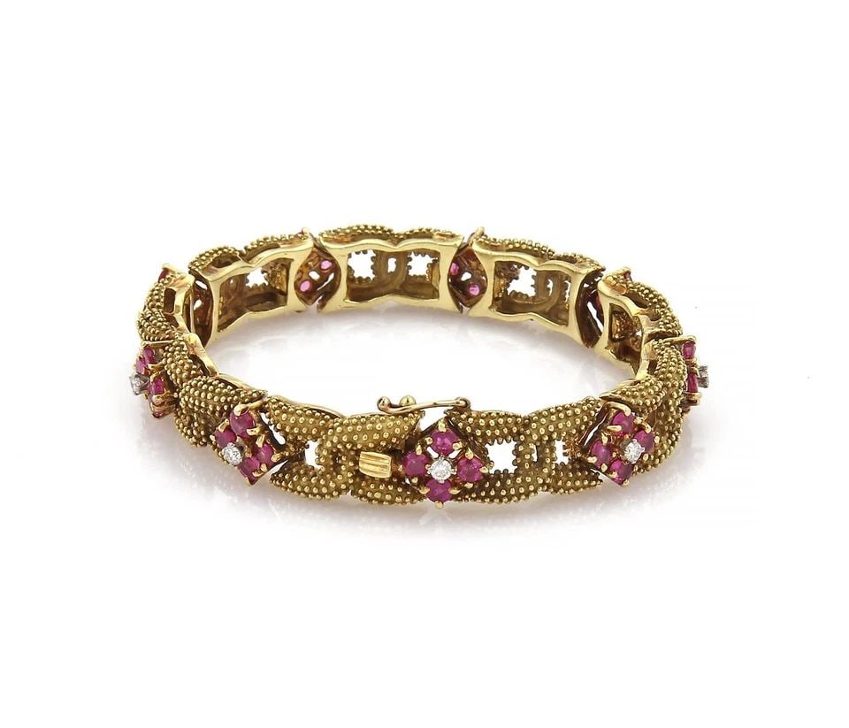 DIAMOND RUBY GOLD BRACELET 18K YELLOW BEAD LINK STYLE: DIAMOND RUBY GOLD BRACELET 18K YELLOW BEAD LINK STYLE This Diamond & Ruby Beaded Bracelet is a luxurious accessory crafted with 18k yellow gold. The bracelet features natural ruby stones set in a fanc