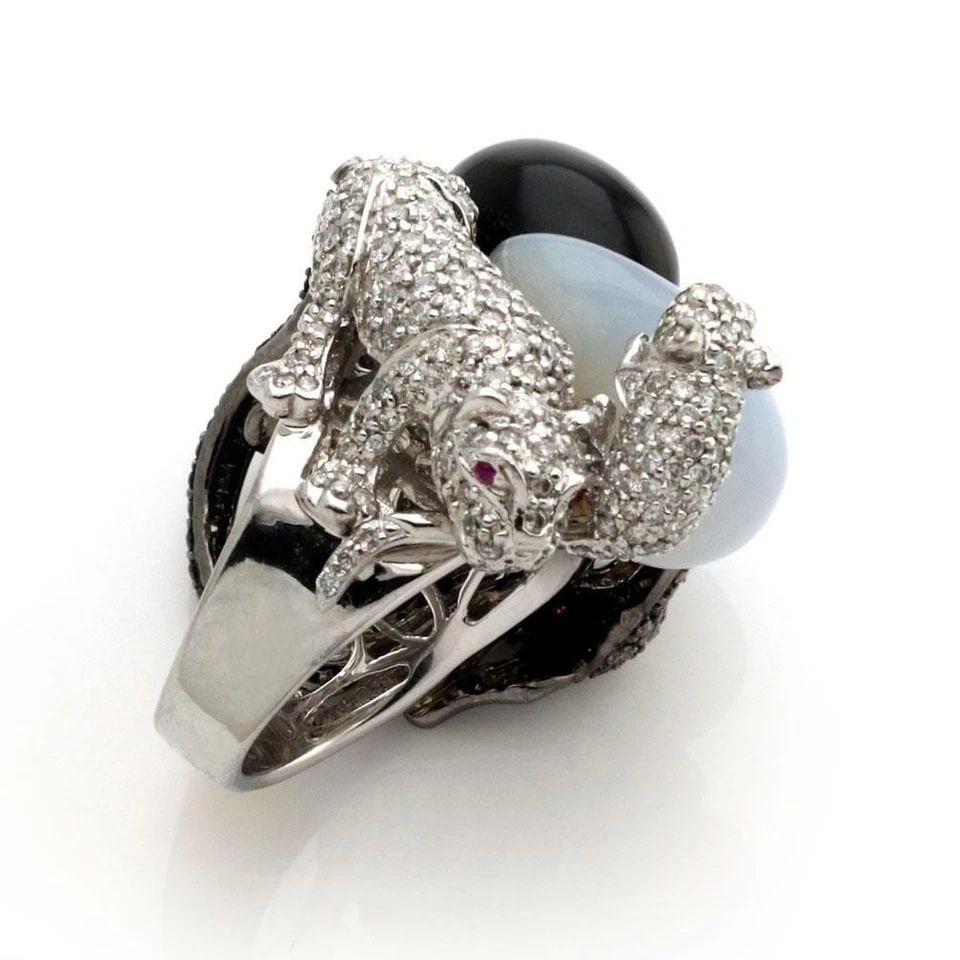ESTATE 2.25CT DIAMONDS & GEMS 18K WHITE RHODIUM GOLD PANTHER RING: ESTATE 2.25CT DIAMONDS & GEMS 18K WHITE RHODIUM GOLD PANTHER RING Estate 2.25ct Diamonds & Gems 18k White Rhodium Gold Panther Ring Description This is a magnificent and impressive detailed design Est