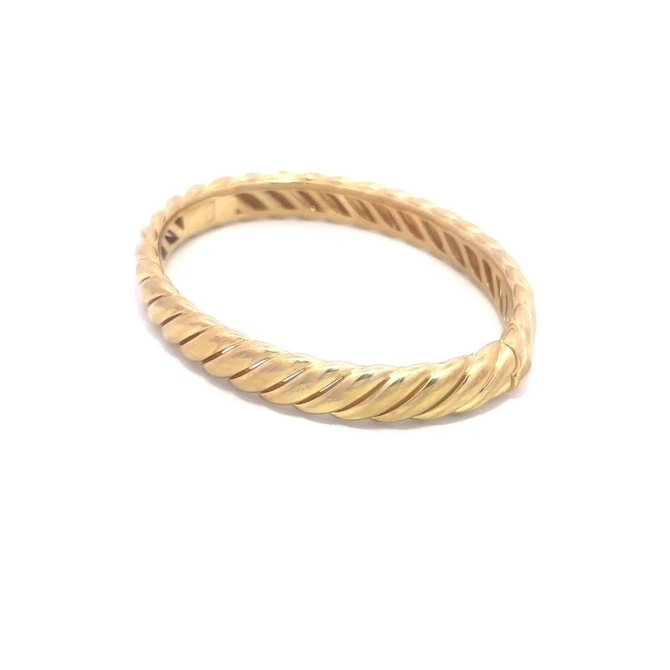 DAVID YURMAN GOLD BRACELET 18K YELLOW HINGED CABLE STYLE: DAVID YURMAN GOLD BRACELET 18K YELLOW HINGED CABLE STYLE This elegant David Yurman bracelet is crafted from 18k yellow gold in a polished finish, the hinged cable style features an oval shape bangle d