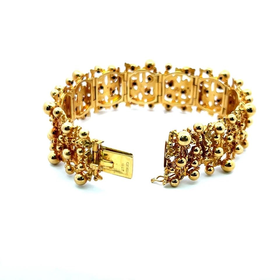 CESARE DE VECCH VINTAGE 72.10 GRAMS 18 KARAT YELLOW GOLD LINK BRACELET: CESARE DE VECCH VINTAGE 72.10 GRAMS 18K YELLOW GOLD LINK BRACELET Title: Cesare De Vecch 18 Karat Yellow Gold Link Bracelet Style: Link Metal: 18 Karat Yellow Gold Dimension: 7*0.86*0.24IN Weight: 72.