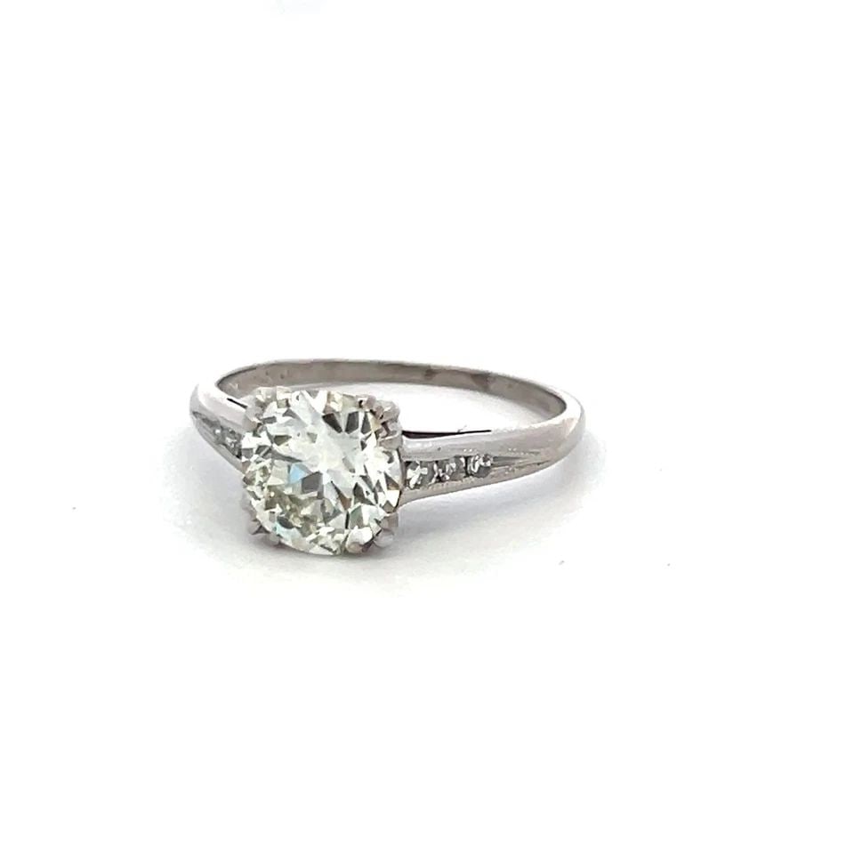 1.84 CARAT CIRCULAR BRILLIANT CUT K VS1 DIAMOND PLATINUM ENGAGEMENT RING: 1.84 CARAT CIRCULAR BRILLIANT CUT K VS1 DIAMOND PLATINUM ENGAGEMENT RING Title: This elegant vintage engagement ring showcases a stunning 1.76 carat circular brilliant cut diamond graded K color and V