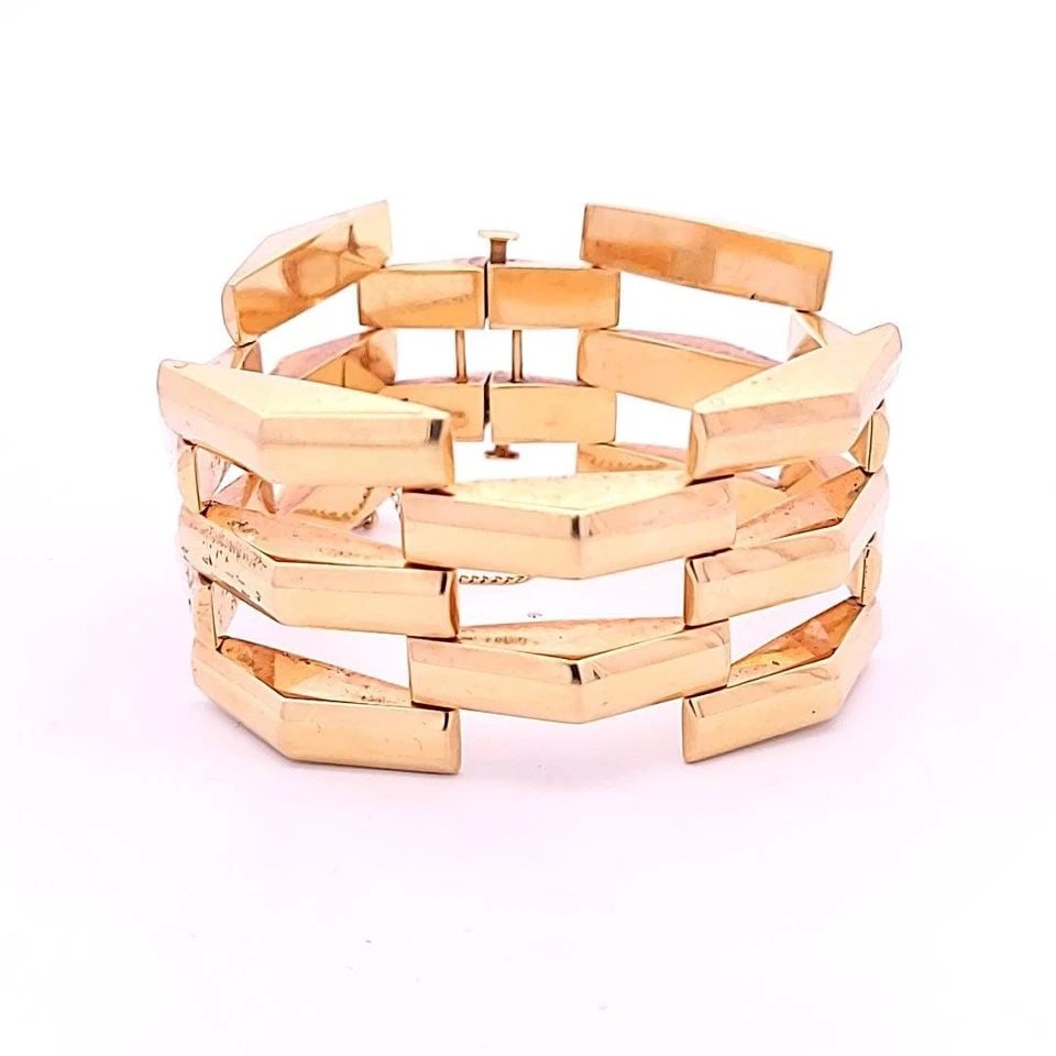 VINTAGE 64.80 GRAMS 7.50 INCHES 14 KARAT YELLOW GOLD LINK BRACELET: VINTAGE 64.80 GRAMS 7.50 INCHES 14 KARAT YELLOW GOLD LINK BRACELET Title: 14 Karat Yellow Gold Link Bracelet Style: Link Metal: 14 Karat Yellow Gold Dimension: 7.5 inch Weight: 64.8 Grams Condition: V