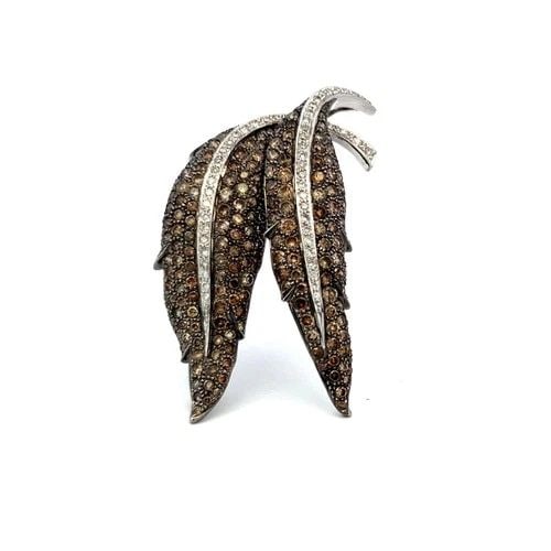 9.00CT FANCY BROWN AND WHITE DIAMOND 18K WHITE GOLD VINTAGE LEAF PIN BROOCH: 9.00CT FANCY BROWN AND WHITE DIAMOND 18K WHITE GOLD VINTAGE LEAF PIN BROOCH PRODUCT DESCRIPTION Title: This vintage and estate pin brooch is crafted in luxurious 18 karat white gold and designed in an
