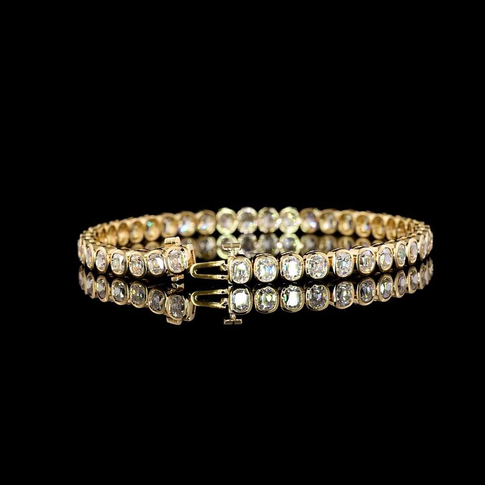 LAB-GROWN 7.89 CARAT ANTIQUE CUSHION F-VS1 DIAMOND 14K YG TENNIS BRACELET: LAB-GROWN 7.89 CARAT ANTIQUE CUSHION F-VS1 DIAMOND 14K YG TENNIS BRACELET Title: High-quality Brand-New Echo Friendly Elegant Lab-Grown 7.89 Carat Antique Cushion F-VS1 Diamond 14K Yellow Gold Tennis 