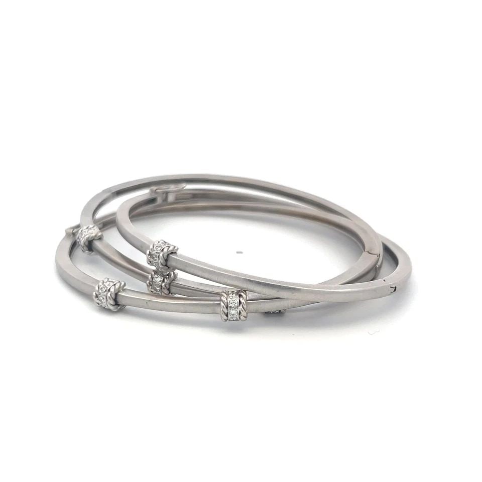 0.30 CARAT ROUND BRILLIANT H VS DIAMOND 18 KARAT GOLD BANGLE BRACELET: 0.30 CARAT ROUND BRILLIANT H VS DIAMOND 18 KARAT GOLD BANGLE BRACELET Title: 0.30 Carat Round Brilliant H VS Diamond 18 Karat Gold Bangle Bracelet Style: Bangle Metal: 18 Karat Gold Gemstone 1: 0.3 Ca
